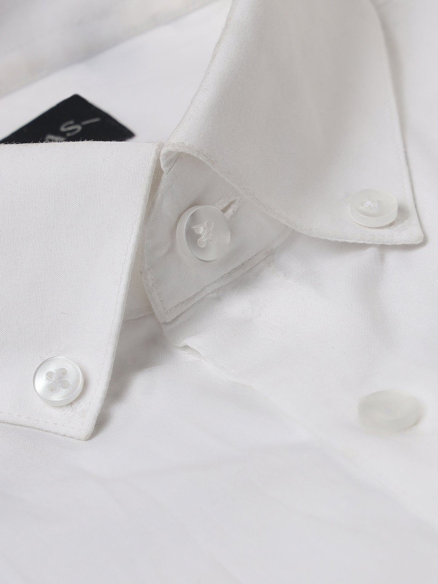 THE CLASSIC WHITE BUTTON-DOWN SHIRT