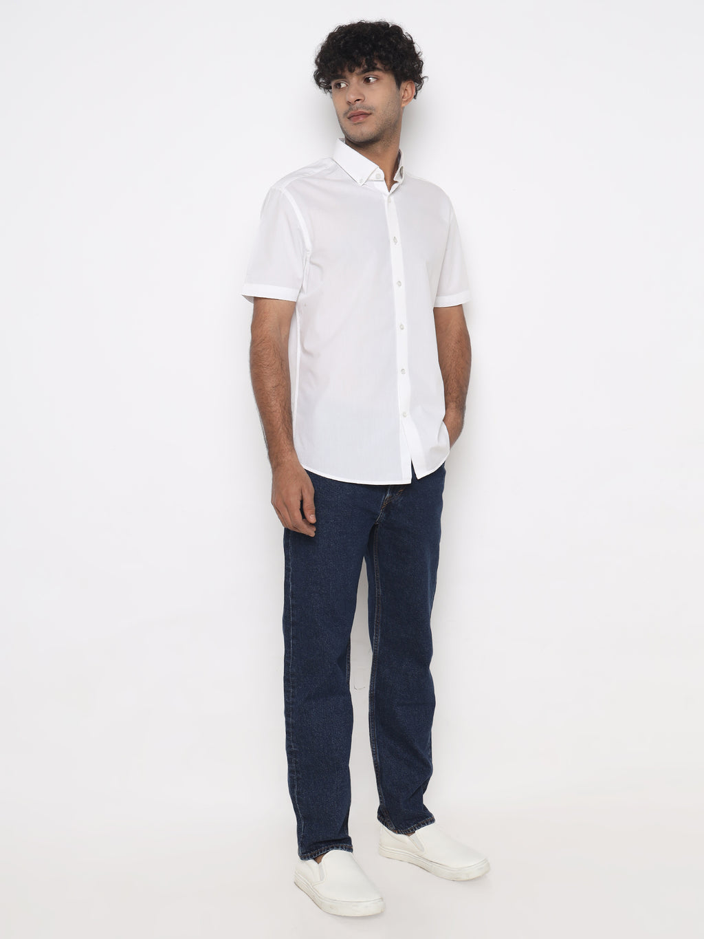 THE CLASSIC WHITE BUTTON-DOWN SHIRT