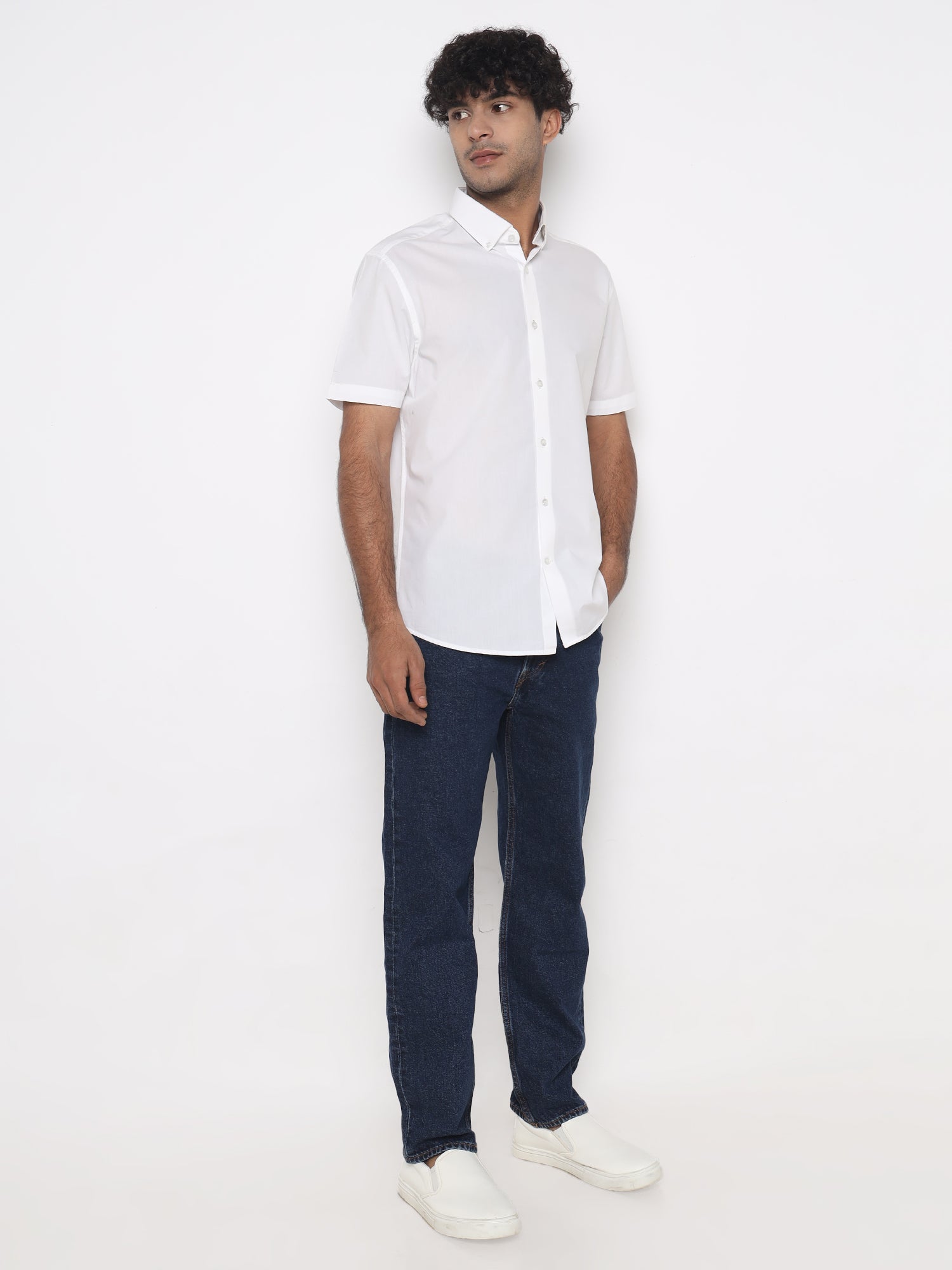 THE CLASSIC WHITE BUTTON-DOWN SHIRT