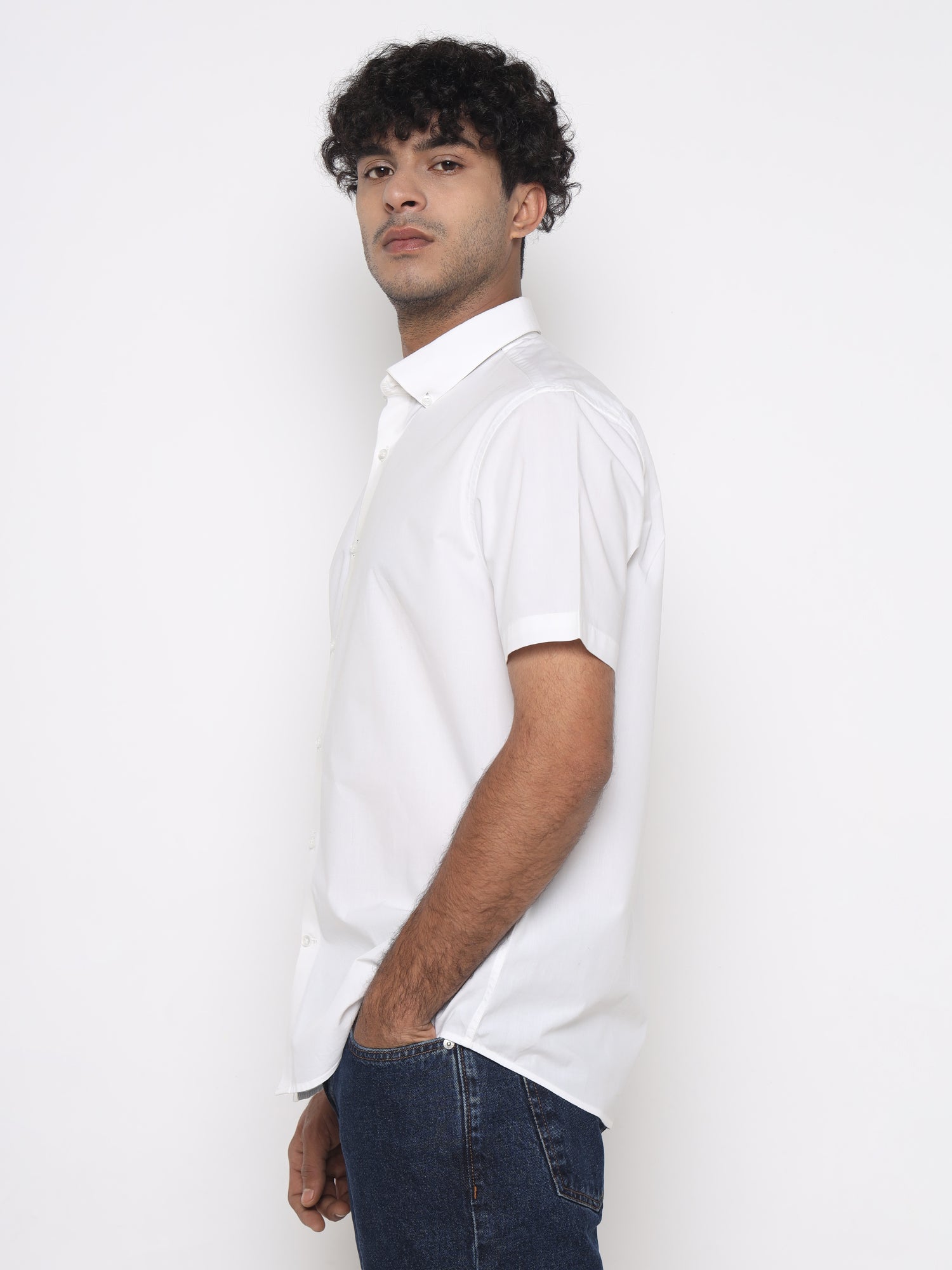 THE CLASSIC WHITE BUTTON-DOWN SHIRT