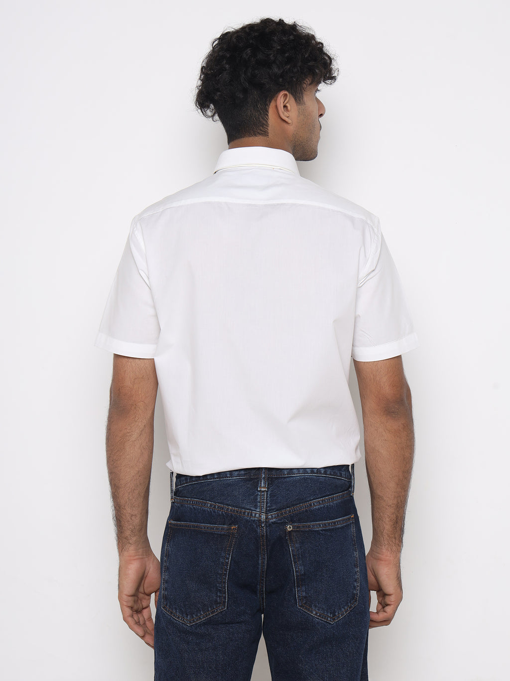 THE CLASSIC WHITE BUTTON-DOWN SHIRT
