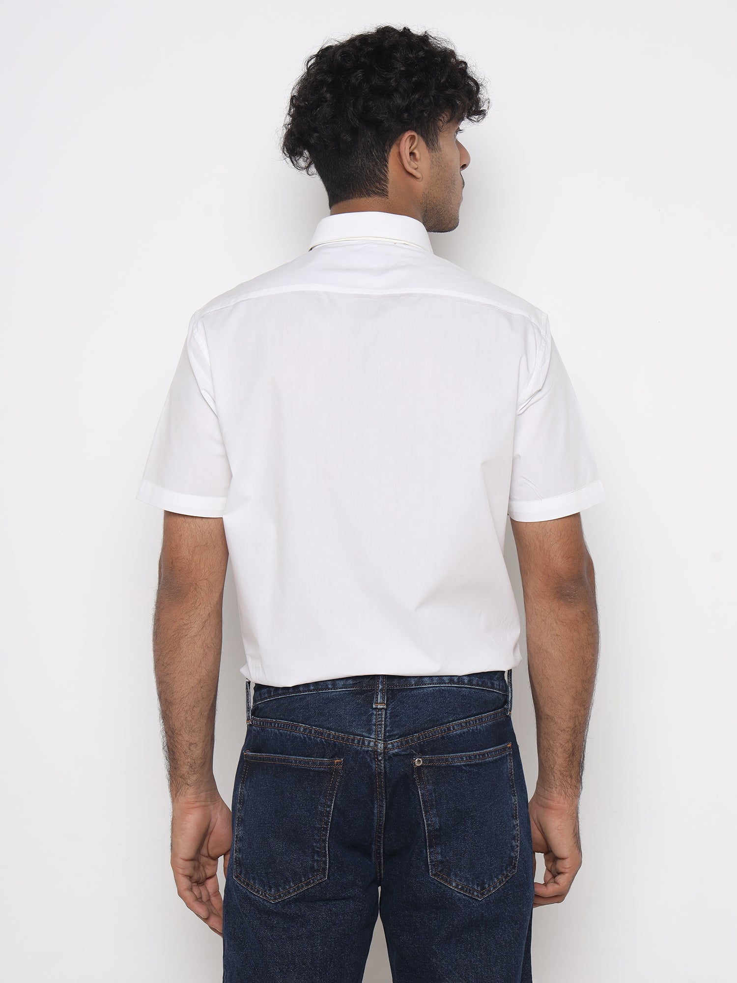 THE CLASSIC WHITE BUTTON-DOWN SHIRT